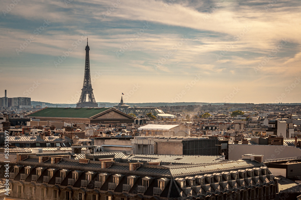 Vue générale de Paris avec tour Eiffel en soirée
