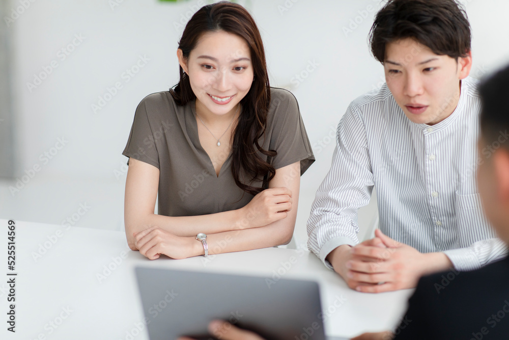 説明をするビジネスマンと男女 説明をするビジネスマンと男女