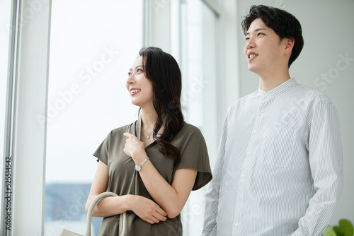 窓から景色を見る男女