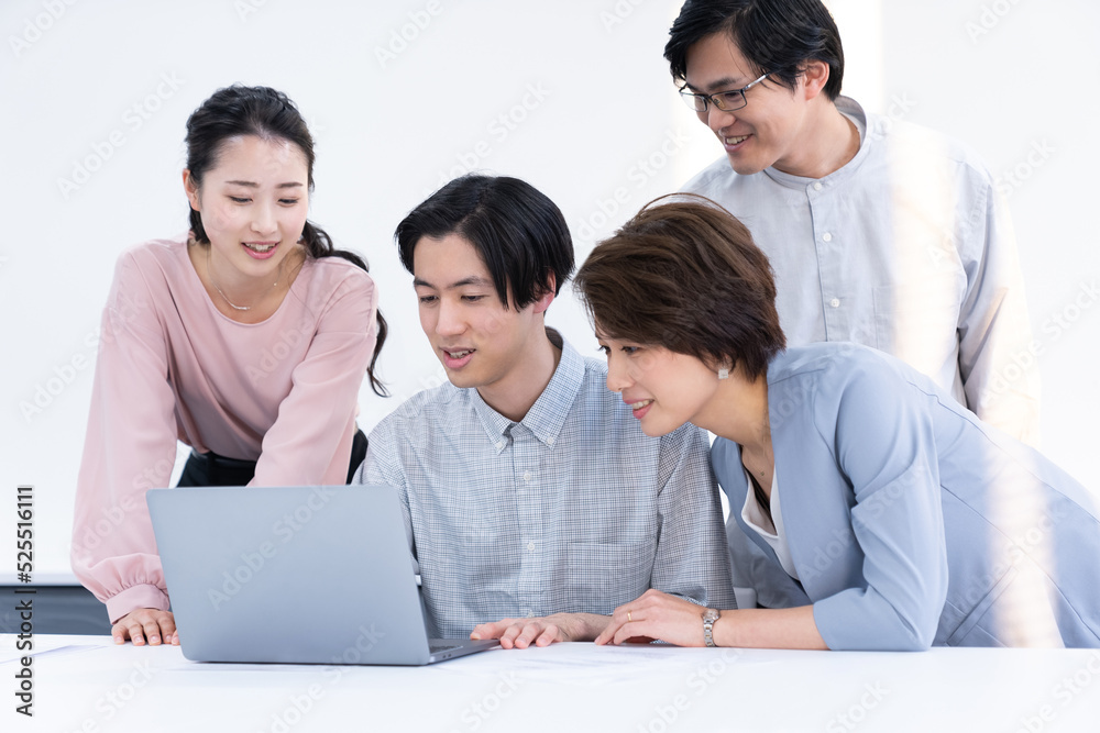 会議をするビジネスマンとビジネスウーマン 会議をするビジネスマンとビジネスウーマン