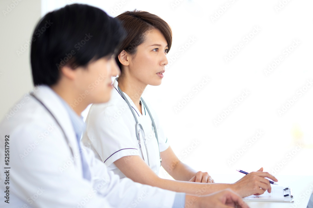 会議をするドクターと看護師