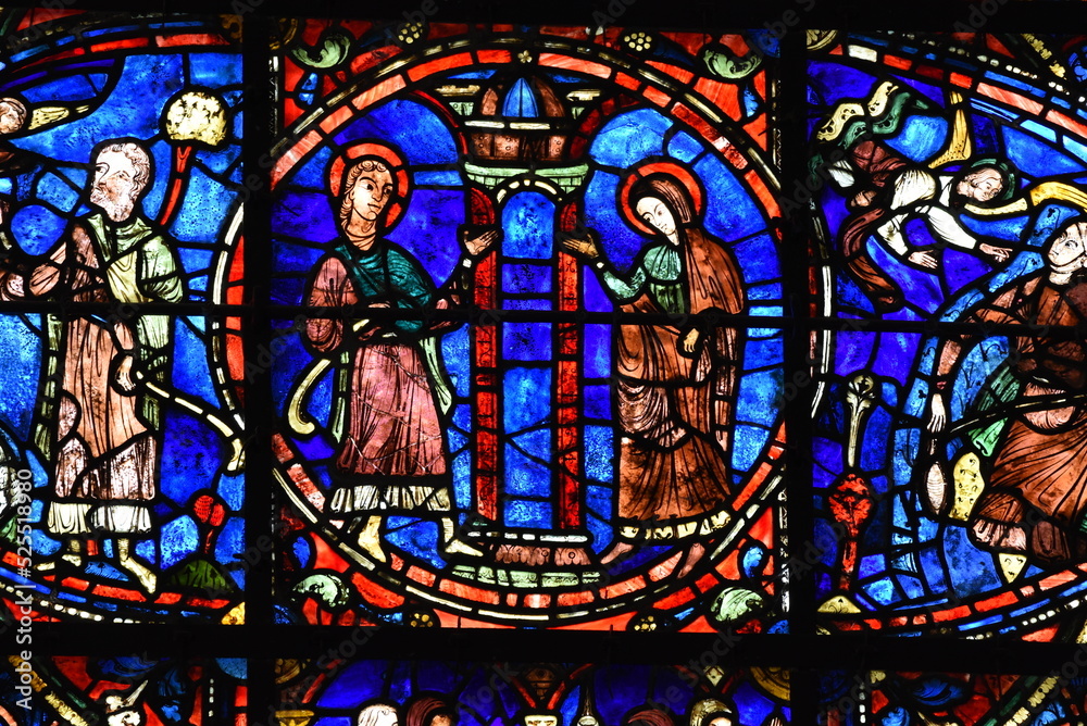 vitrail sur la façade sud de la cathédrale de Chartres (France) vitrail sur la façade sud de la cathédrale de Chartres (France)