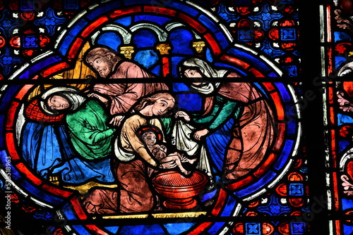 vitrail sur la façade sud de la cathédrale de Chartres (France)