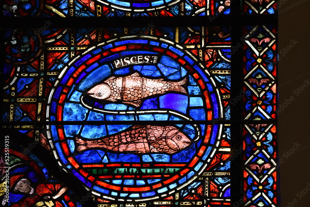 vitrail sur la façade sud de la cathédrale de Chartres (France) vitrail sur la façade sud de la cathédrale de Chartres (France)