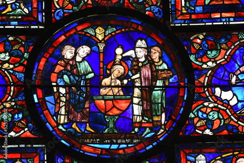vitrail sur la fa  ade sud de la cath  drale de Chartres  France 
