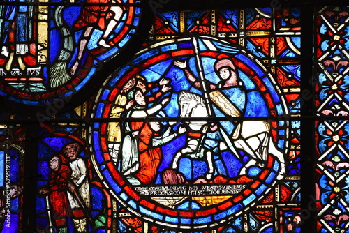 vitrail sur la façade sud de la cathédrale de Chartres (France)