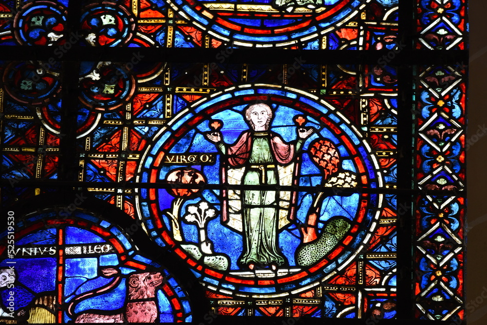 vitrail sur la façade sud de la cathédrale de Chartres (France) vitrail sur la façade sud de la cathédrale de Chartres (France)