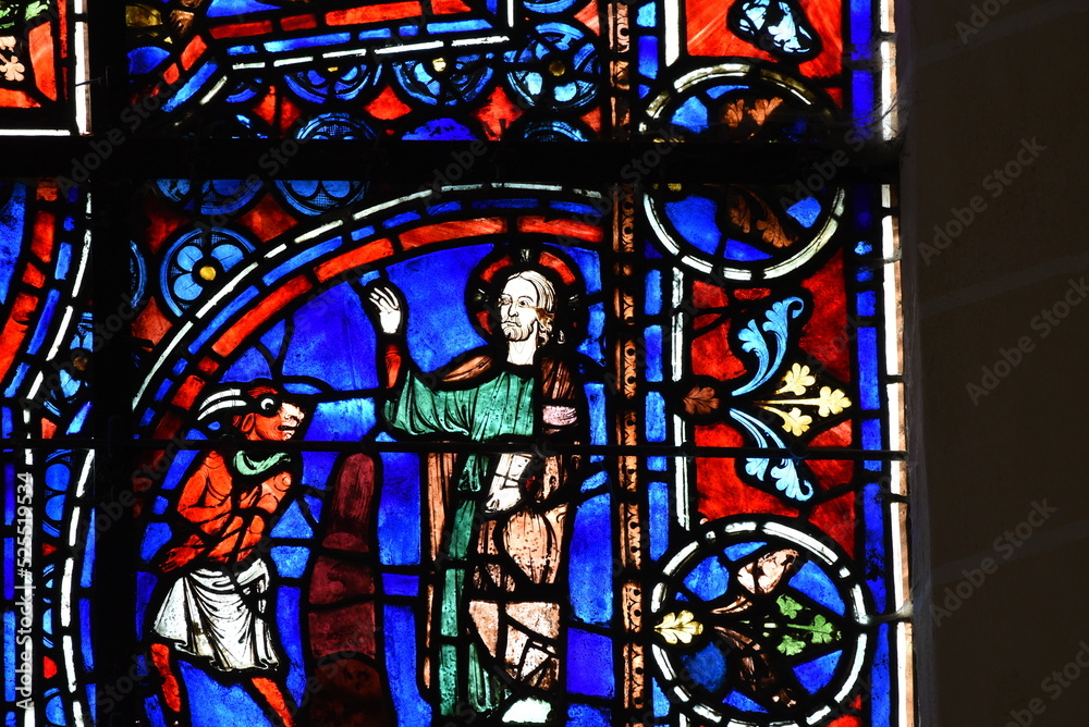 vitrail sur la façade sud de la cathédrale de Chartres (France) vitrail sur la façade sud de la cathédrale de Chartres (France)