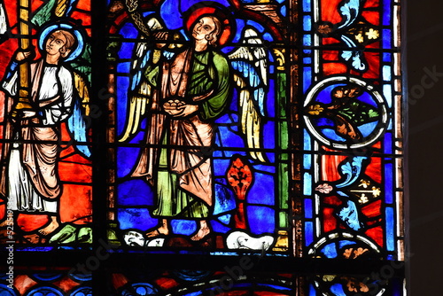vitrail sur la fa  ade sud de la cath  drale de Chartres  France 