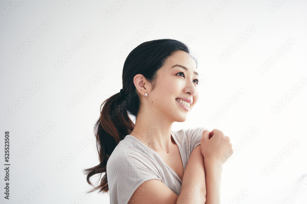 室内で運動する女性