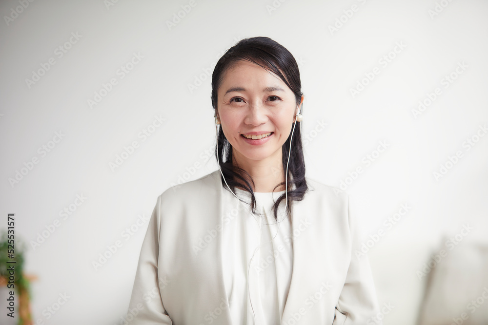 スーツを着た笑顔のカメラ目線の女性 スーツを着た笑顔のカメラ目線の女性