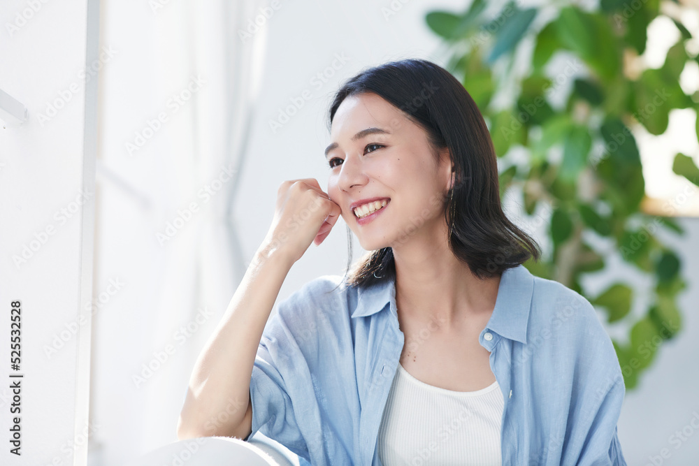 部屋でリラックスする女性 部屋でリラックスする女性