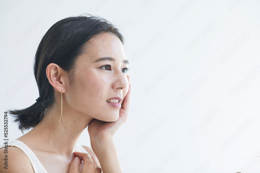 スキンケアをする女性 スキンケアをする女性