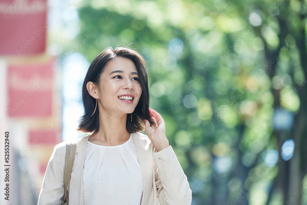 オフィス街を歩く若い女性 オフィス街を歩く若い女性