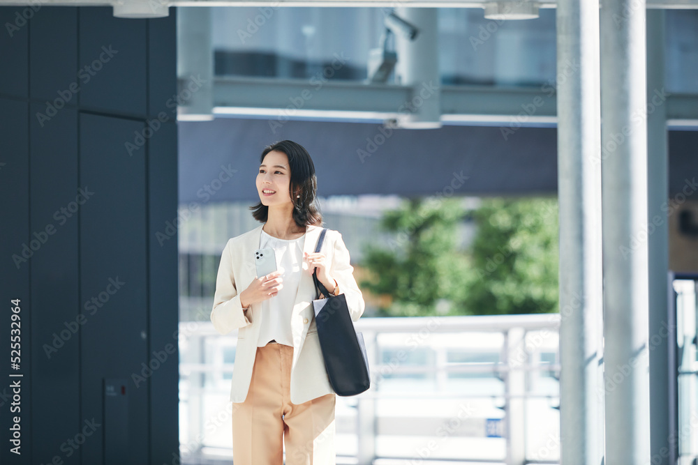 オフィス街を歩く若い女性