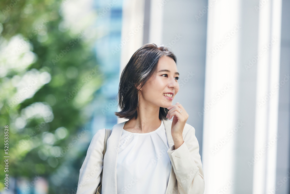 オフィス街を歩く若い女性 オフィス街を歩く若い女性
