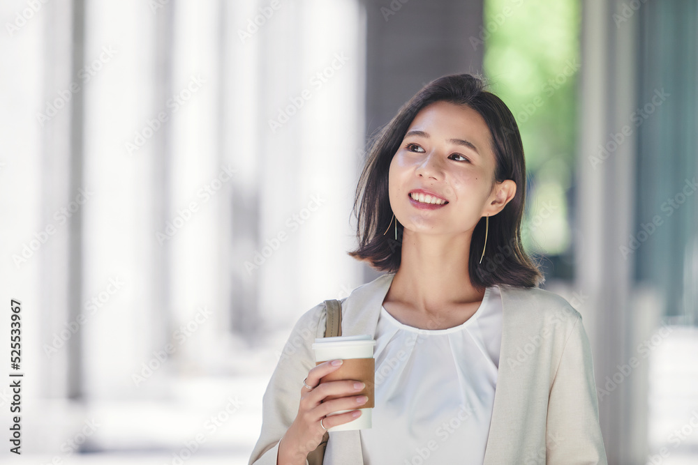 屋外を歩く若い女性 屋外を歩く若い女性