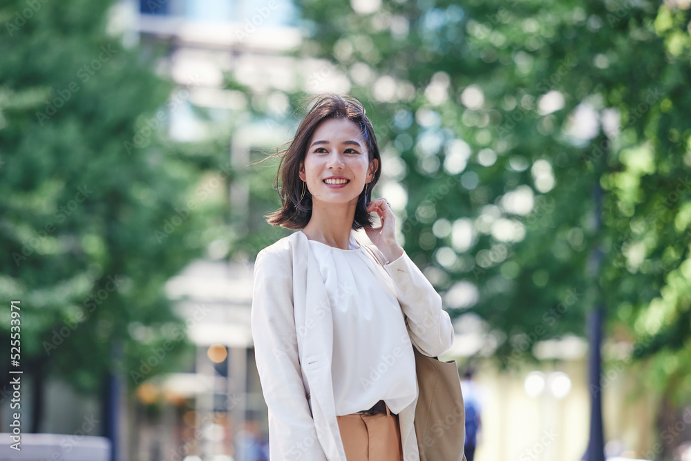 custom made wallpaper toronto digital屋外を歩く若い女性