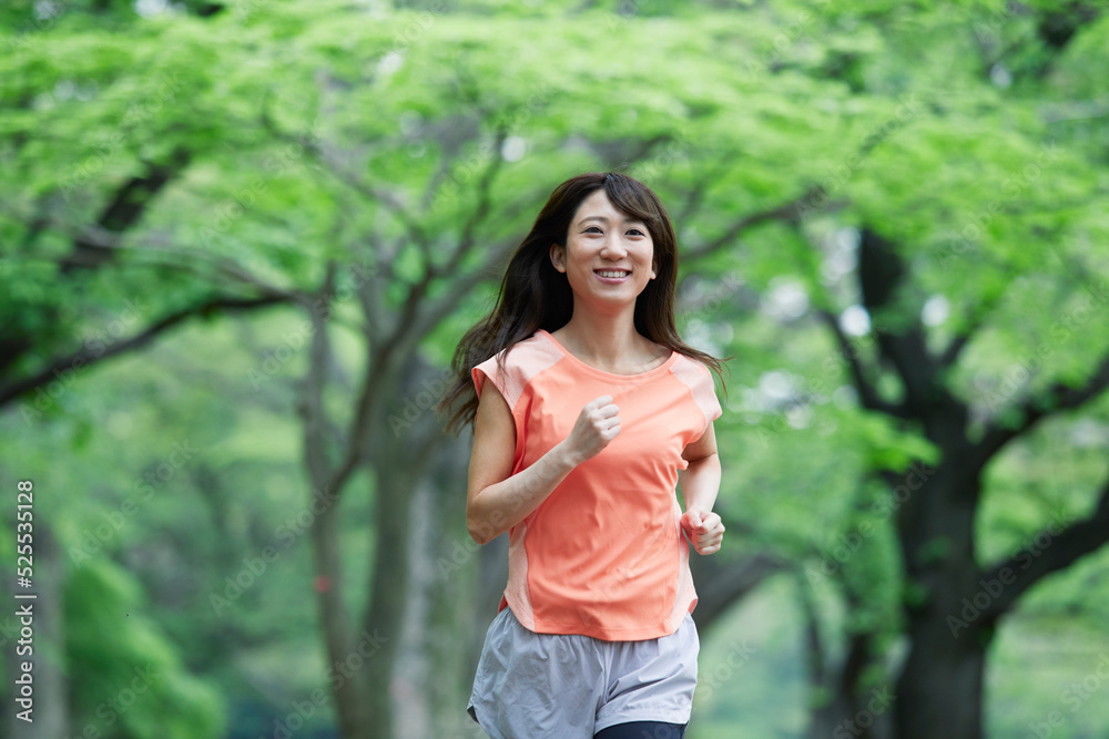 緑の中を走る女性 緑の中を走る女性