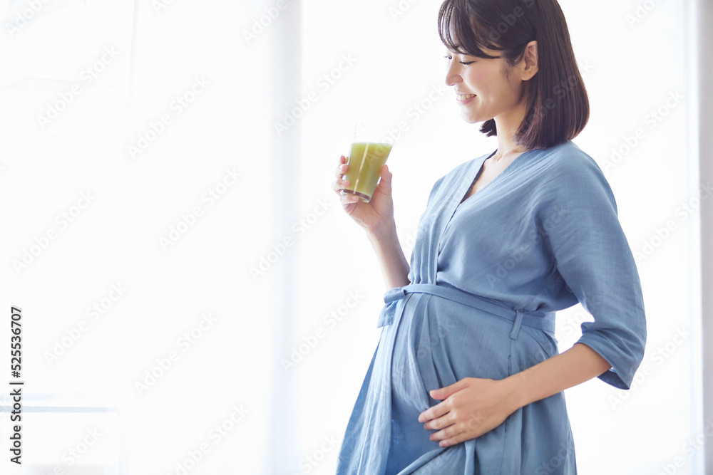 野菜ジュースを飲む女性 野菜ジュースを飲む女性