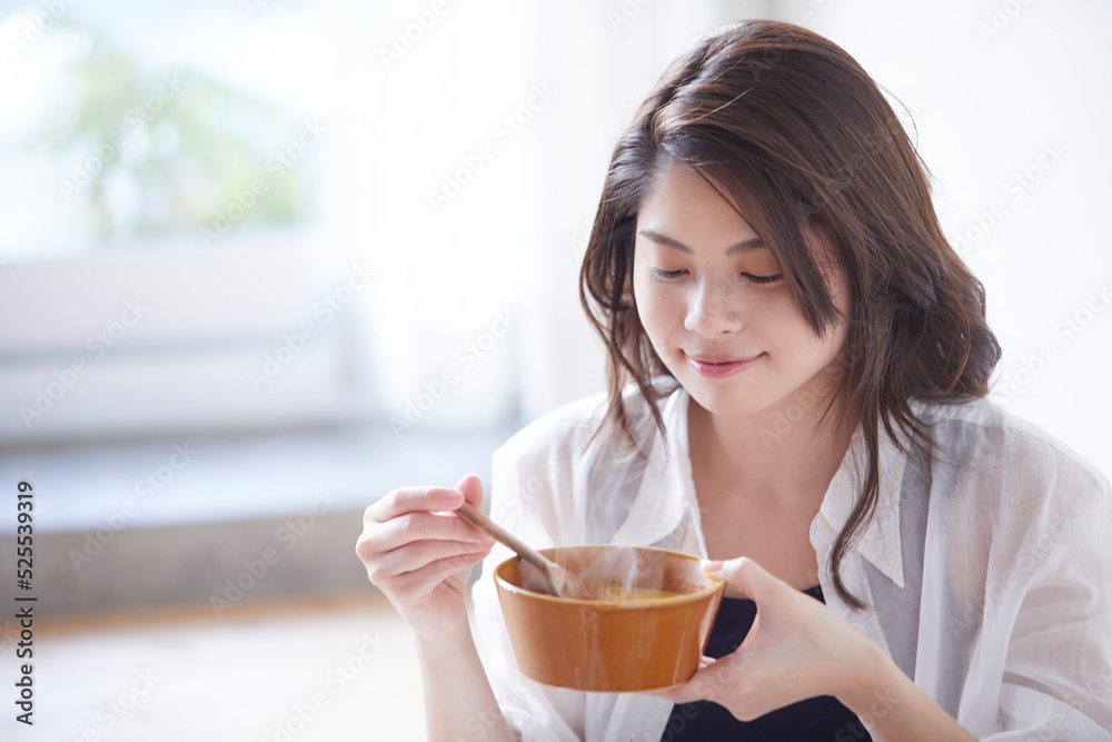 スープを飲む女性 スープを飲む女性