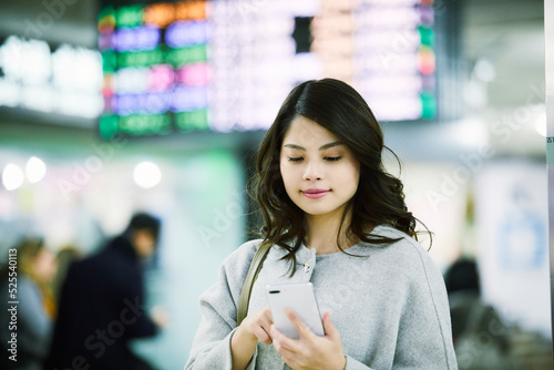 電車を待つ女性 photo