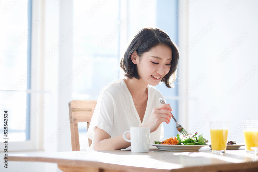 食事をする女性 食事をする女性