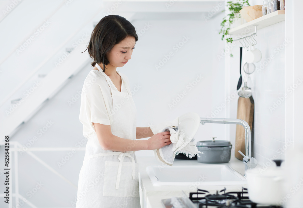 家事をする女性 家事をする女性