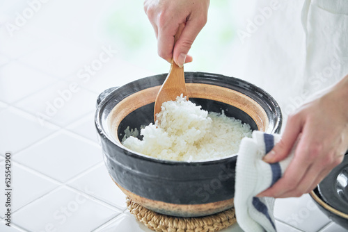 土鍋でごはんを炊く女性 photo