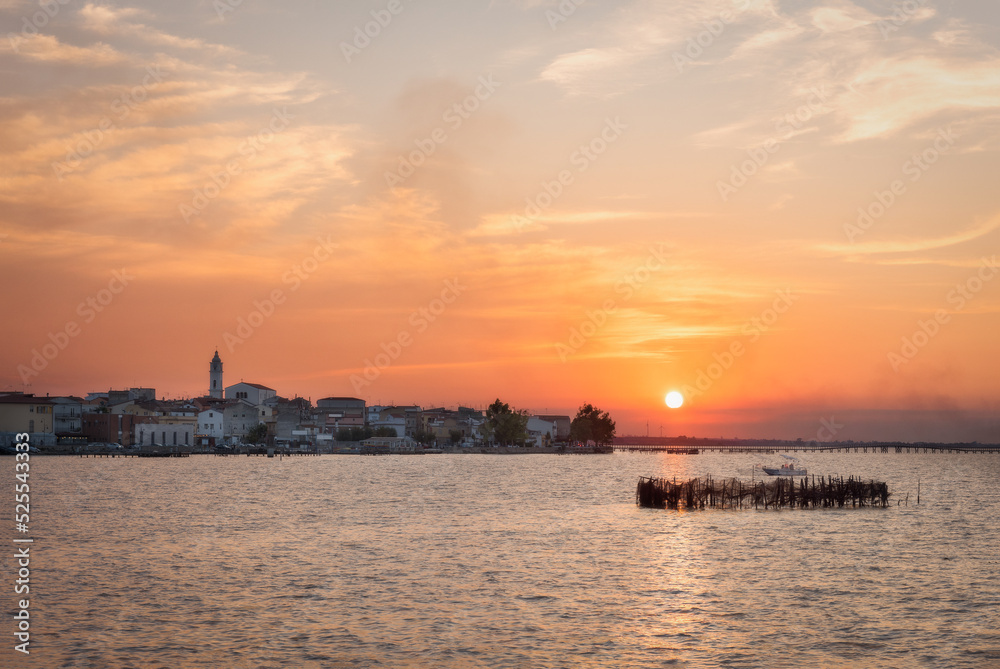 Lesina e il suo lago al tramonto - Puglia Lesina e il suo lago al tramonto - Puglia