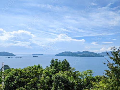 右側の周南市大島と左側の笠戸島の先端と間に浮かぶ下松市の古島(山口県下松市笠戸島外史公園から撮影八月) photo