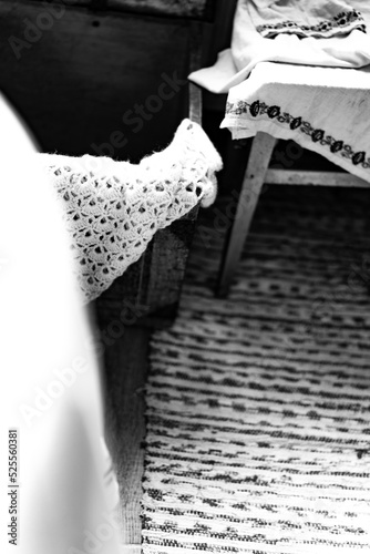 B&W