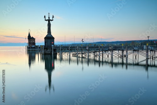 Morgendämmerung am Seeufer von Konstanz am Bodensee, mit dem Wahrzeichen der Imperia.
