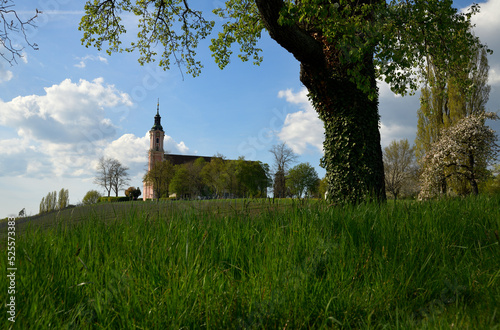 Die Klosterkirche von Birnau am Bodensee, im Frühling zur Obstbaumblüte.