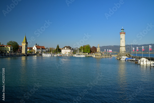 Der Hafen von Lindau am Bodensee bei strahlend blauem Himmel.