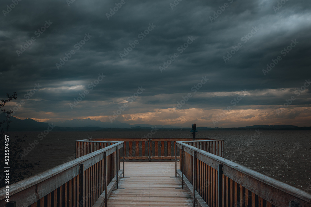 Fototapeta premium Düstere Stimmung mit dichten Wolken am Steg