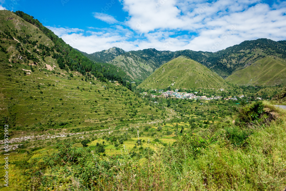 Obraz premium A wide angle shot of a village in the mountains of Lower Himalayan region of Uttarakhand State, India.