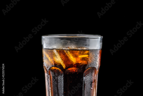 Cola mit Eiswürfel im Glas
