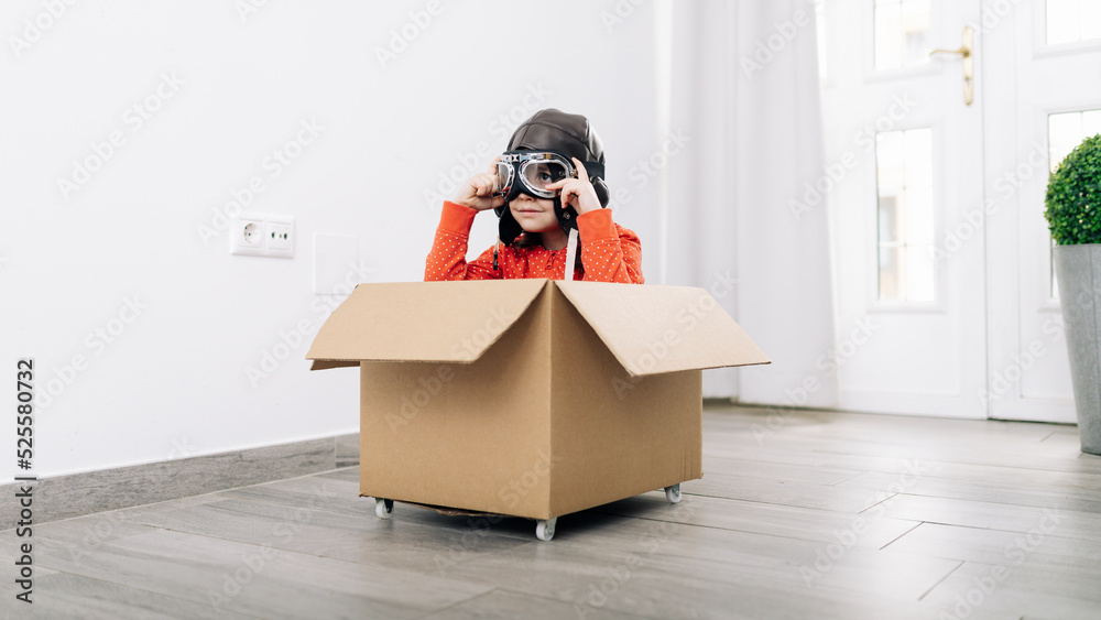 © ADDICTIVE STOCK - Child in pilot helmet and goggles dreaming about future © ADDICTIVE STOCK - Child in pilot helmet and goggles dreaming about future