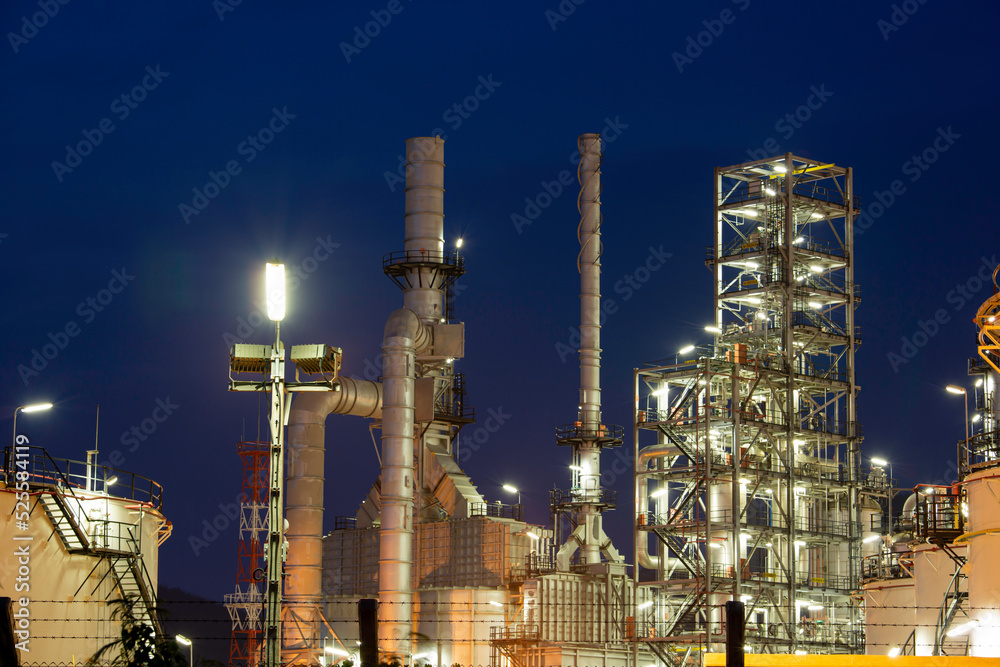 Obraz premium Twilight scene of tank oil refinery plant and tower column of Petrochemistry industry