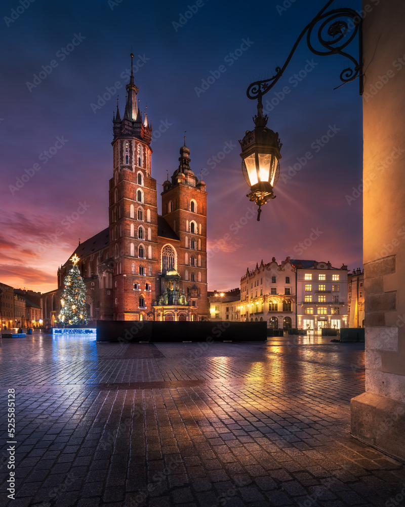 The main square in Krakow with a view of the cloth hall and St. Mary's Basilica. Rynek główny w krakowie z widokiem na sukiennice i bazylikę mariacką. - obrazy, fototapety, plakaty 