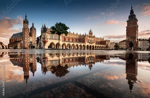 Obraz The main square in Krakow with a view of the cloth hall, St. Mary's Basilica in a natural mirror. Rynek główny w krakowie z widokiem na sukiennice, bazylikę mariacką w naturalnym lustrze.