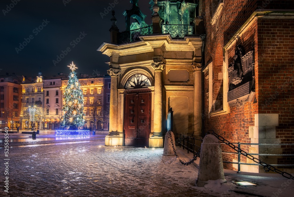 The main square in Krakow with a view of the cloth hall and St. Mary's Basilica in winter. Rynek główny w krakowie z widokiem na sukiennice, bazylikę mariacką w zimie. 