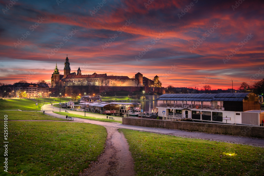 Krakow, Poland. View of the Wawel and the Vistula River at sunrise. Widok na Wawel i rzekę Wisłę o wschodzie słońca. - obrazy, fototapety, plakaty 
