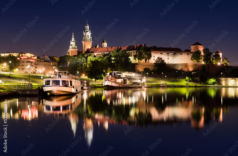 Krakow, Poland. View of the Wawel and the Vistula River at sunrise. Widok na Wawel i rzekę Wisłę o wschodzie słońca.
