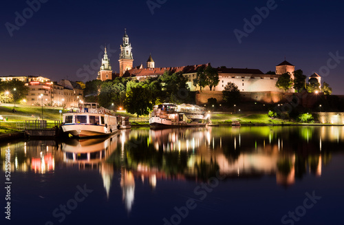 Krakow, Poland. View of the Wawel and the Vistula River at sunrise. Widok na Wawel i rzekę Wisłę o wschodzie słońca. 
