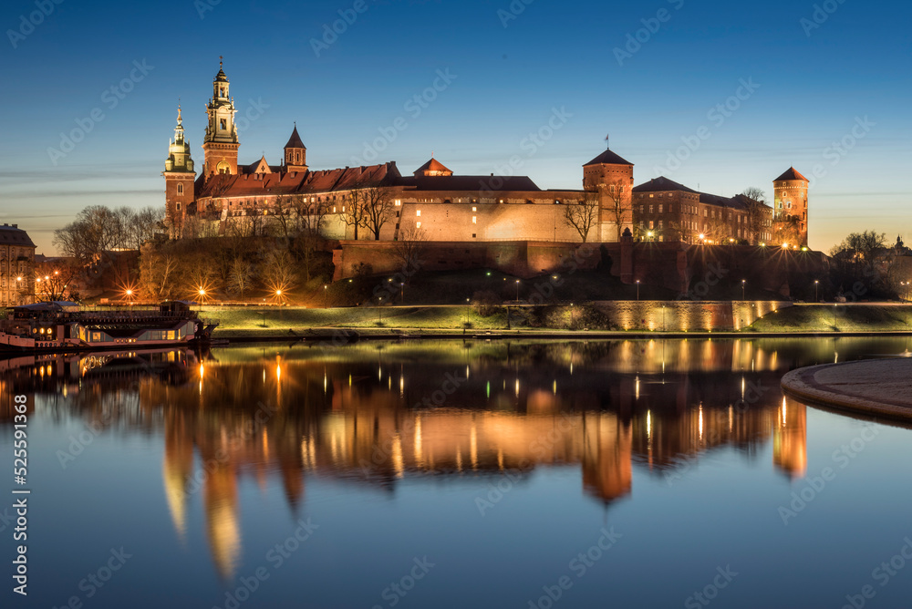 Krakow, Poland. View of the Wawel Castel and the Vistula River at sunrise. Widok na Wawel i rzekę Wisłę o wschodzie słońca. Zamek na Wawelu.