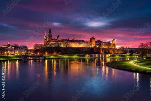 Krakow  Poland. View of the Wawel and the Vistula River at sunrise. Widok na Wawel i rzek   Wis     o wschodzie s  o  ca.