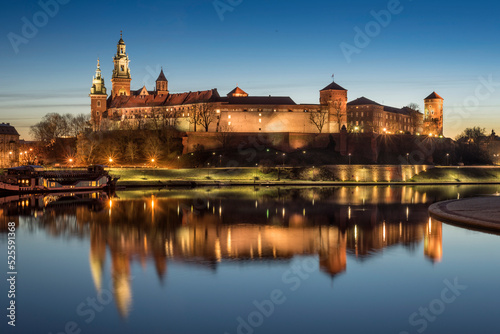 Krakow, Poland. View of the Wawel Castel and the Vistula River at sunrise. Widok na Wawel i rzekę Wisłę o wschodzie słońca. Zamek na Wawelu.