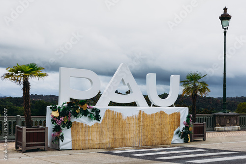 Photo Ville de Pau, letters with name of the city on boulevard des pyrénées at cloudy